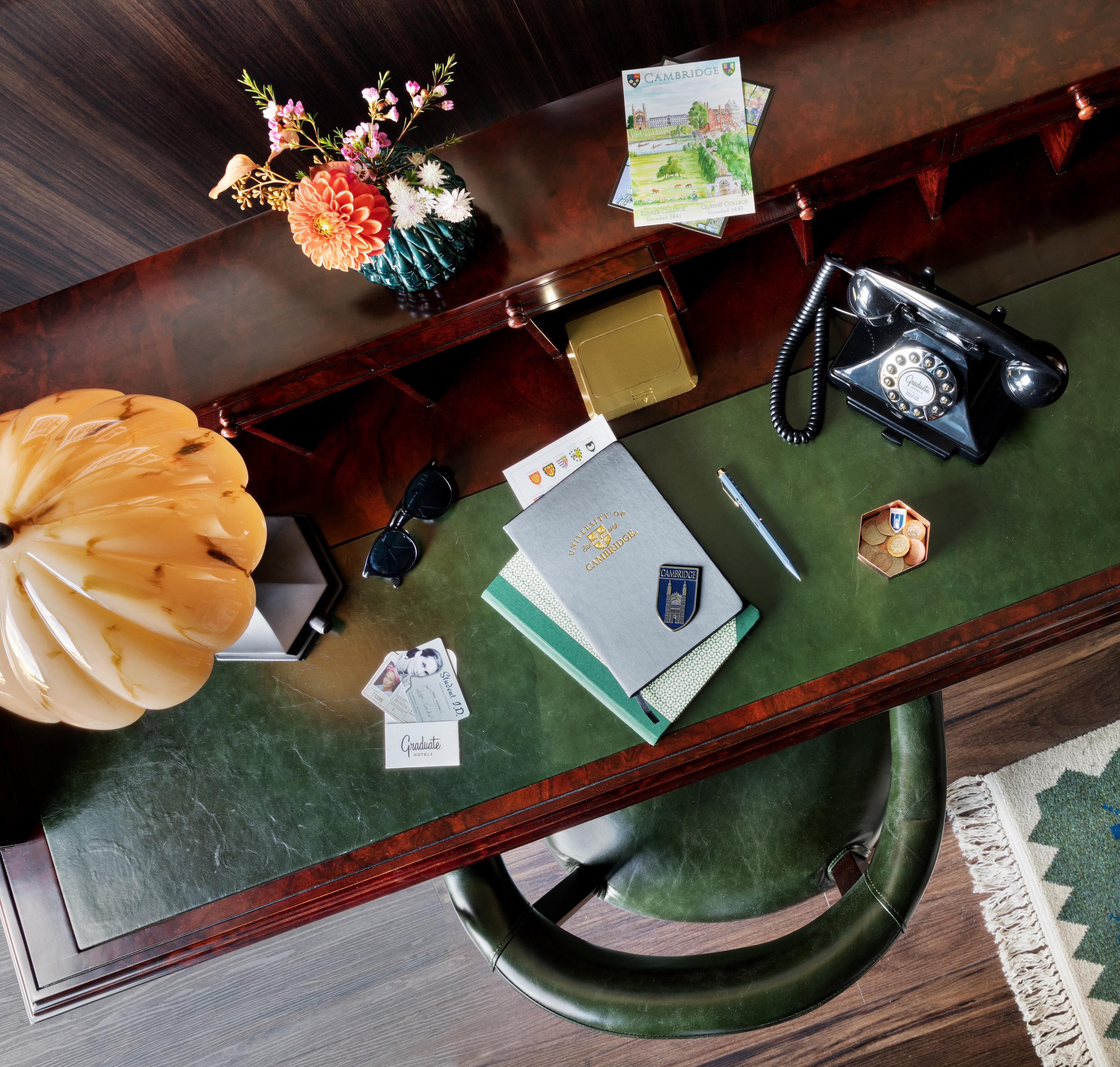 Graduate By Hilton Cambridge Hotel Bagian luar foto