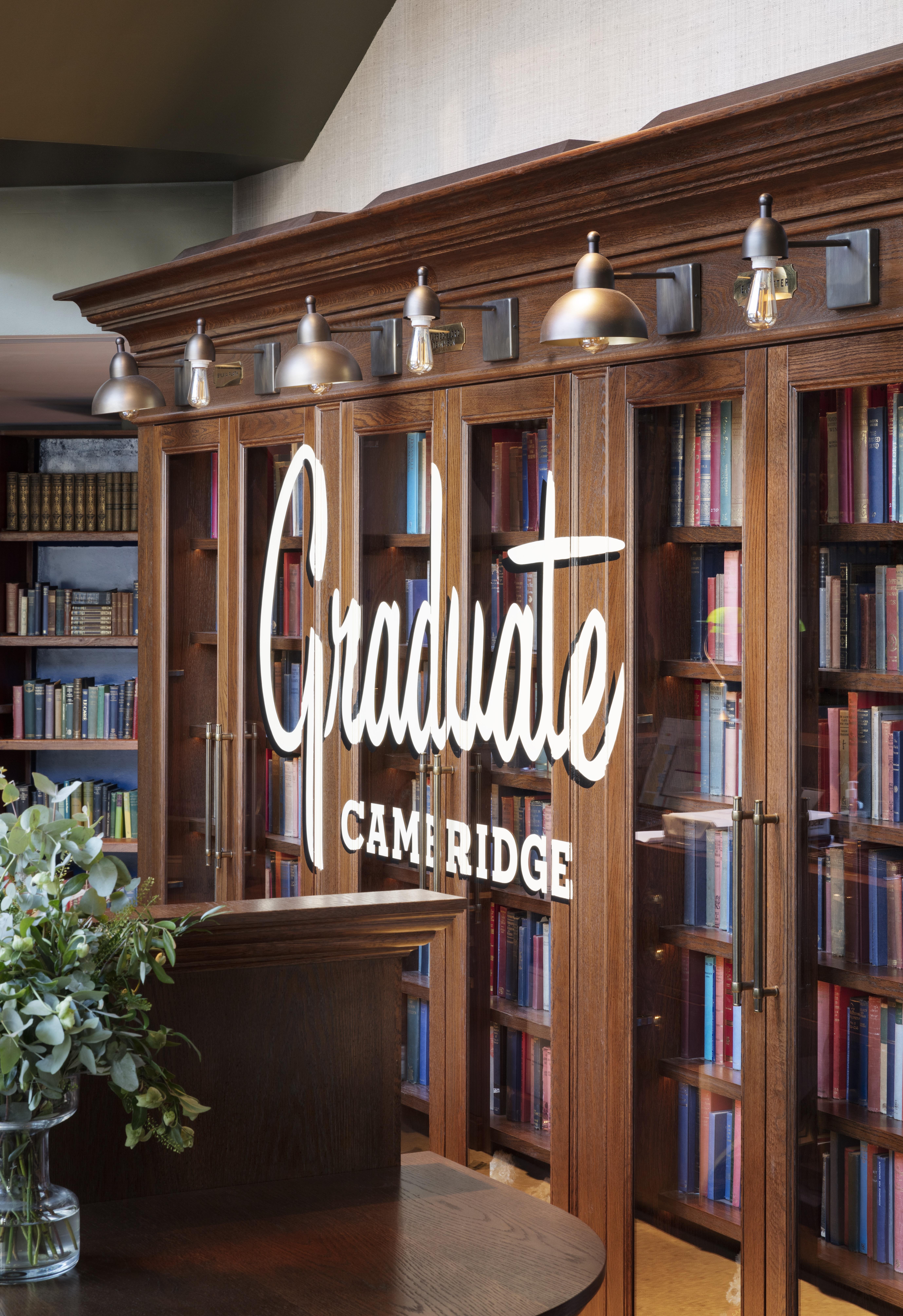Graduate By Hilton Cambridge Hotel Bagian luar foto